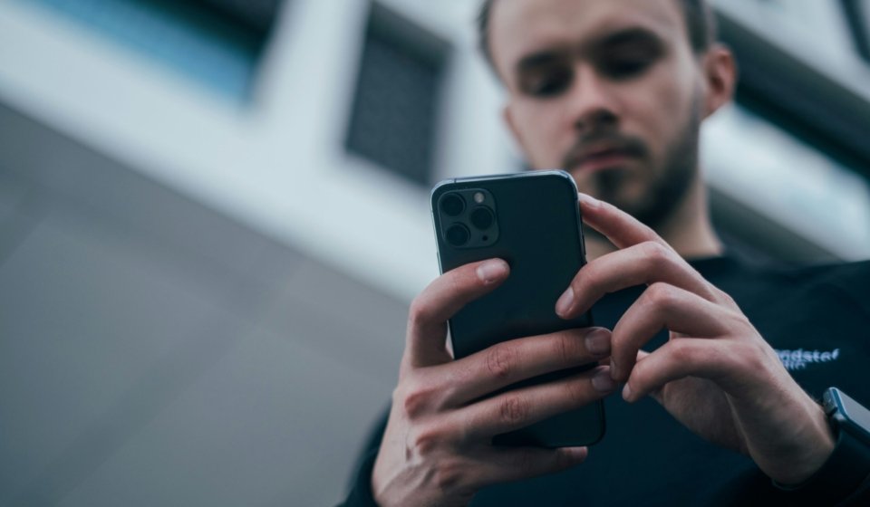 Dependenta telefon